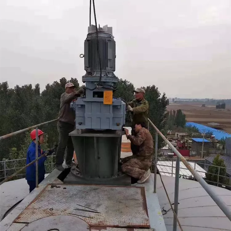 大型搅拌器安装现场